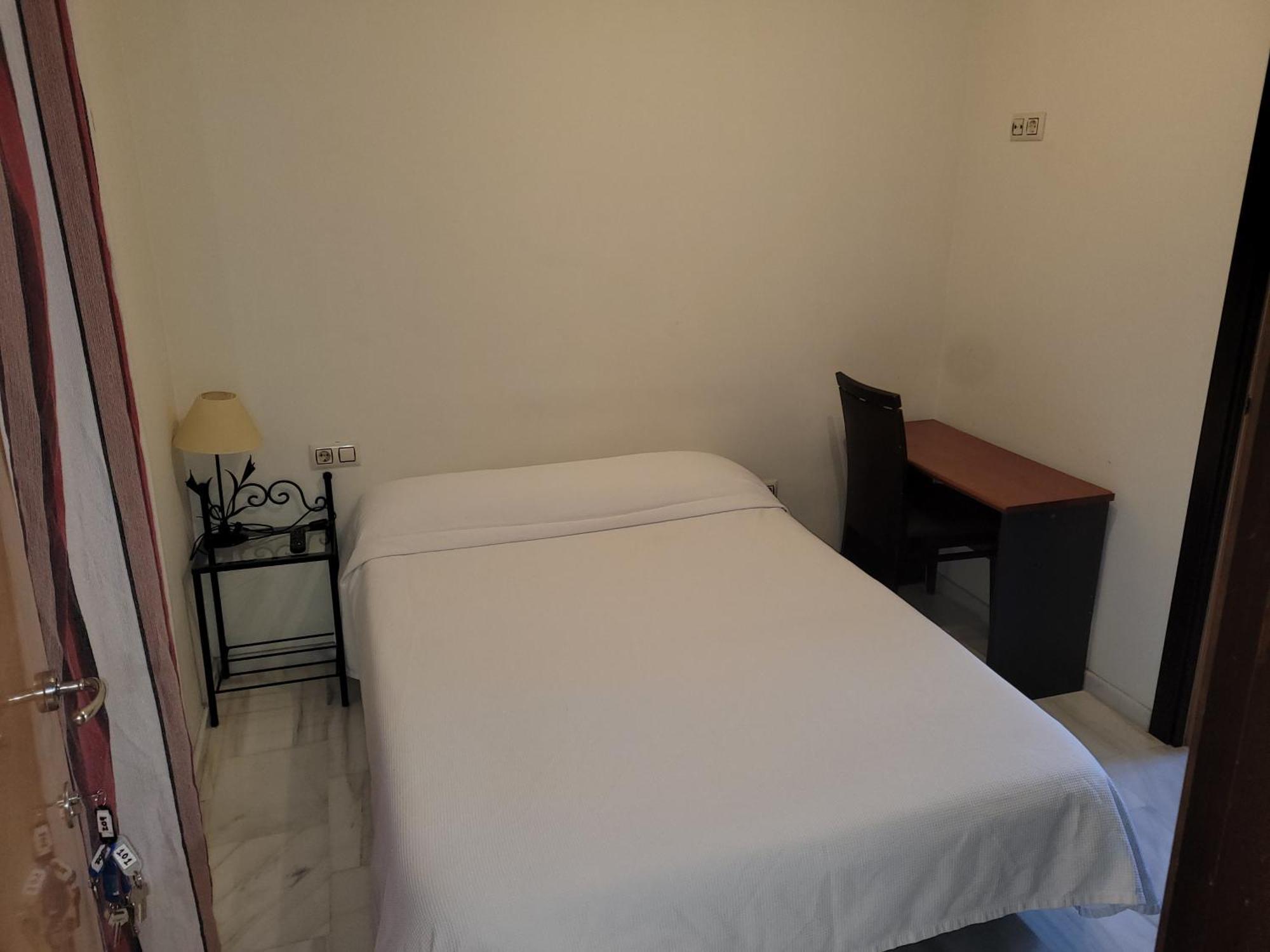 Hostal El Pasaje Пуэнте-Хениль Экстерьер фото
