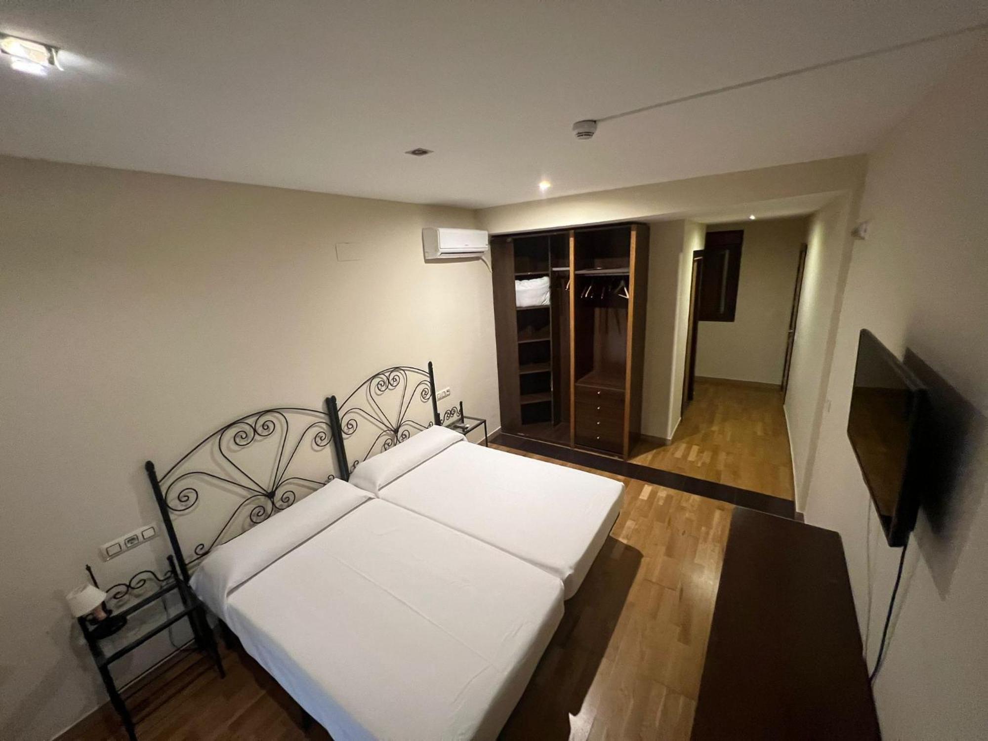 Hostal El Pasaje Пуэнте-Хениль Экстерьер фото